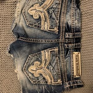 Women’s Rock Revival Caylin stretch shorts! Sz28